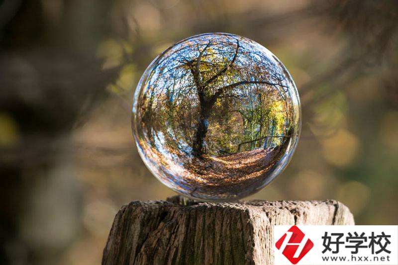 郴州中職學(xué)校排名前三的，學(xué)校環(huán)境都不錯(cuò)！
