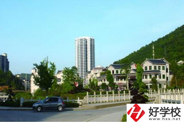 湘西自治州技工學(xué)校的位置在哪里？校園環(huán)境怎么樣？