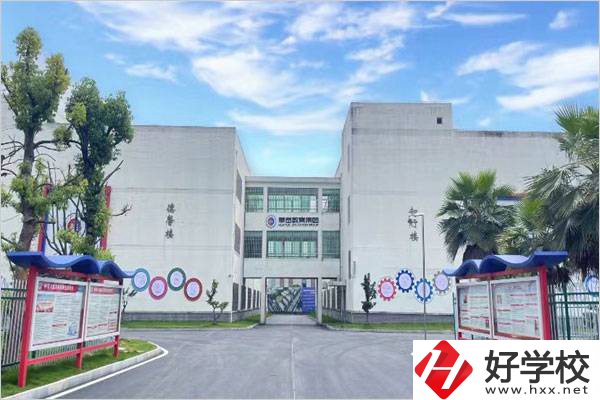 衡陽華岳學校是公立還是私立？學費是多少？