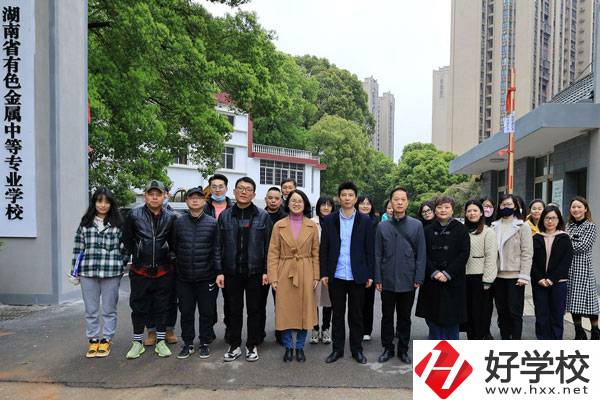 湖南省有色金屬中等專業(yè)學(xué)校的學(xué)費(fèi)大概是多少？