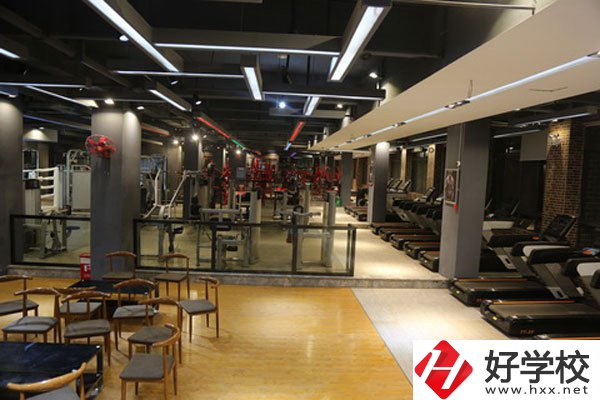湖南懷化商業(yè)學校是中專嗎？學校環(huán)境好不好？