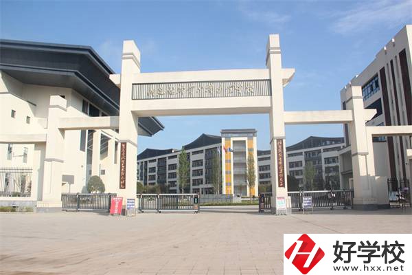 懷化市新晃縣職業(yè)中專的管理怎么樣？嚴(yán)格嗎？