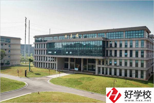 初中畢業(yè)在株洲有什么中?？梢宰x？學(xué)費(fèi)貴嗎？