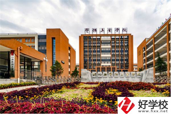 婁底有哪些公辦職高？職高和中專有什么區(qū)別？