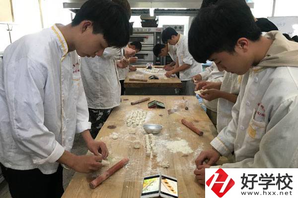 湖南懷化商業(yè)學(xué)校怎么樣？有哪些特色專業(yè)？
