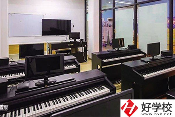 邵陽市中南理工職業(yè)技術學校鋼琴室