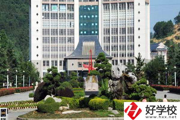 湘西州經(jīng)濟(jì)貿(mào)易學(xué)校是民辦還是公辦的？學(xué)校設(shè)施如何？