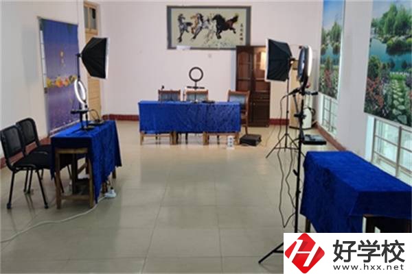 想學直播類專業(yè)可以去湘潭的什么職校？