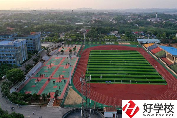 湘潭工貿(mào)中專招收往屆生嗎？