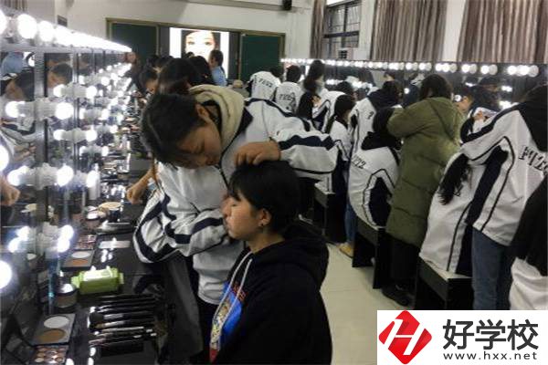 湘西有哪些學(xué)美發(fā)的中職學(xué)校？專業(yè)好就業(yè)嗎？