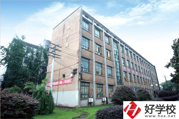 湘潭交通職業(yè)學(xué)校是公辦還是民辦？學(xué)費(fèi)貴不貴？