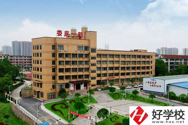 婁底市第一職業(yè)中專(zhuān)大門(mén)